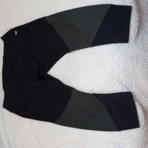 Perspective fit wear Medium cropped athletic/exercise leggings, EUC